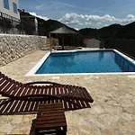 Homes Grot Gradac (Split-Dalmatia)