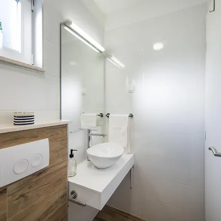 Homes Grot Gradac (Split-Dalmatia)